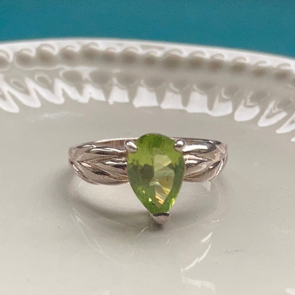 Gorgeous Vintage Silver Ring with Green Gemstone - Picture 2 of 9